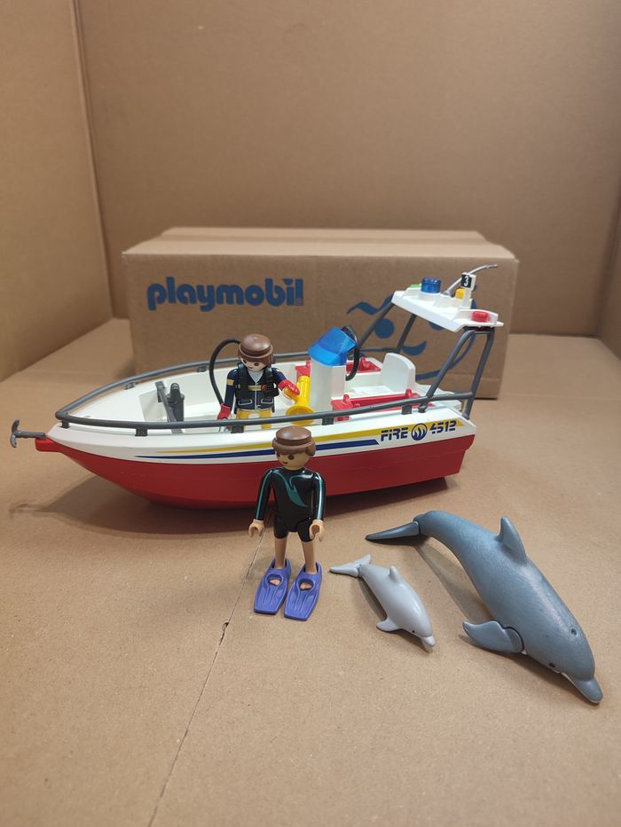 Bateau de pompier et plongeur avec dauphins - occasion - photo numéro 2