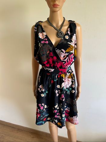 Robe noire et fleurie sans manches Morgan taille 40 jamais portée
