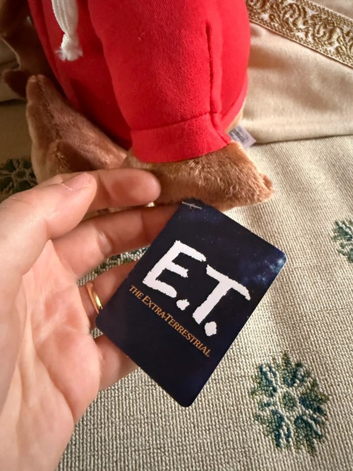 NEUF peluche Peluche E.T avec un hoodies 35 cm ET extraterrestre Simba pull sweat rouge - photo numéro 3
