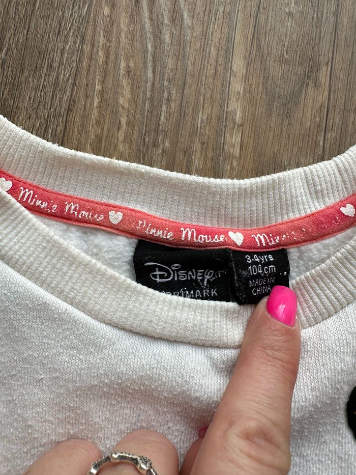 - Sweat Disney - 3/4 ans - bon état, tache - photo numéro 3