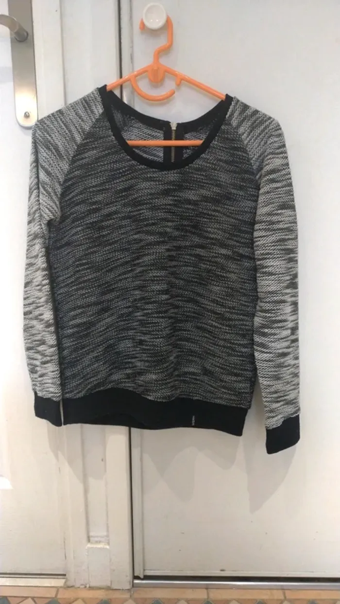 Pull léger large gris, blanc et noir