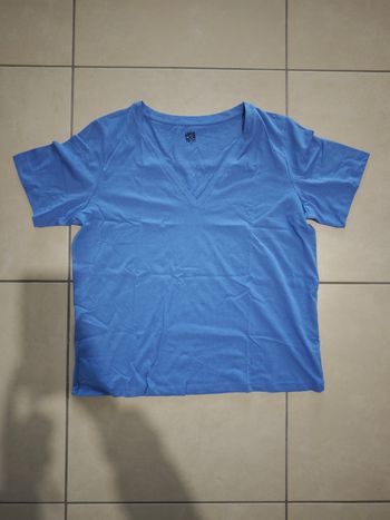 Tee shirt col V bleu - Neuf 