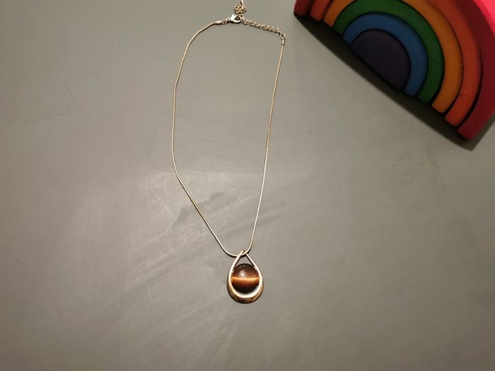 Collier fantaisie doré pendentif pierre marron.
