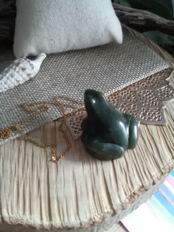 Collier grenouille en pierre naturelle de jade vert