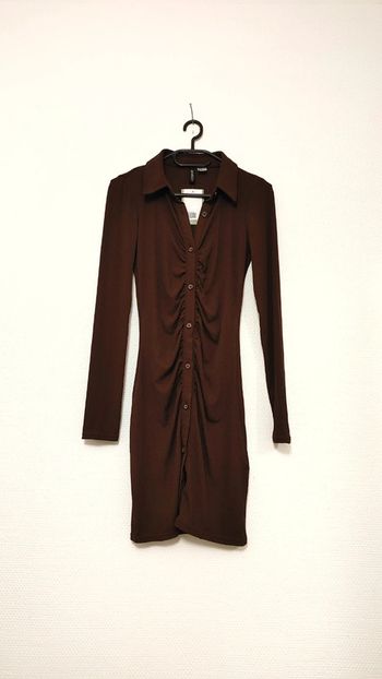 Belle robe marron moulante bouton sur le devant taille XS