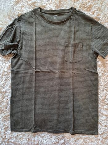 T-shirt vert à rayures noires Kiabi, un look casual et tendance 🍃