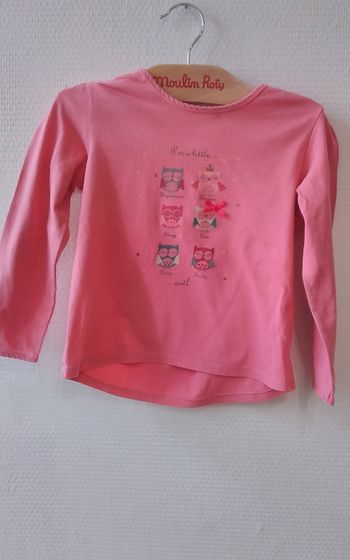 T-shirt rose avec chouettes.
