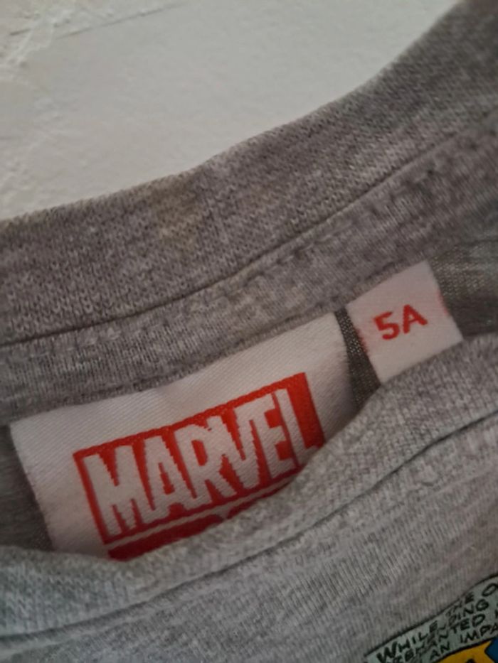 Tee shirt gris marvel très bon état 5 ans - photo numéro 2