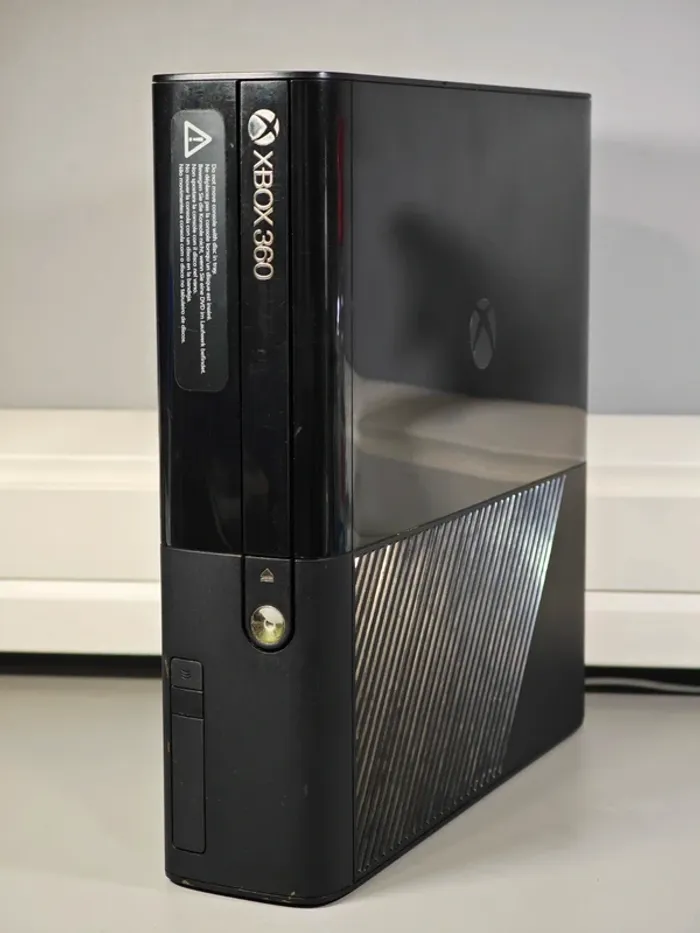 Console XBox 360 E / 4Go/ Manette/ Garanti 1 an - photo numéro 2