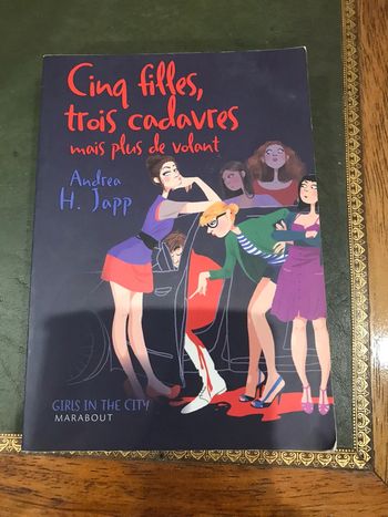 Livre Trois filles, cinq cadavres mais plus de volant