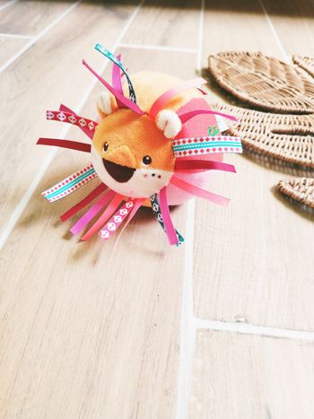 🦁Balle d'éveil sensorielle Lion en tissu/peluche avec hochet marque Lilliputiens