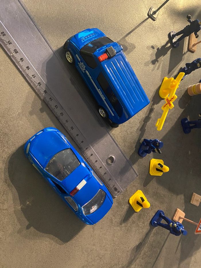 Station de police avec véhicules, figurines et panneaux - photo numéro 4