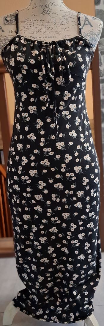 Robe moulante mi-longue à bretelles noire à fleurs