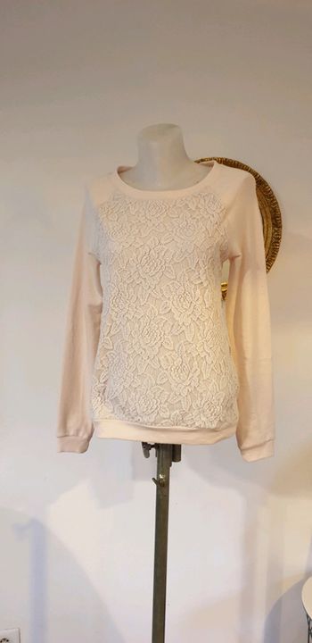 Pull rose pâle dentelle