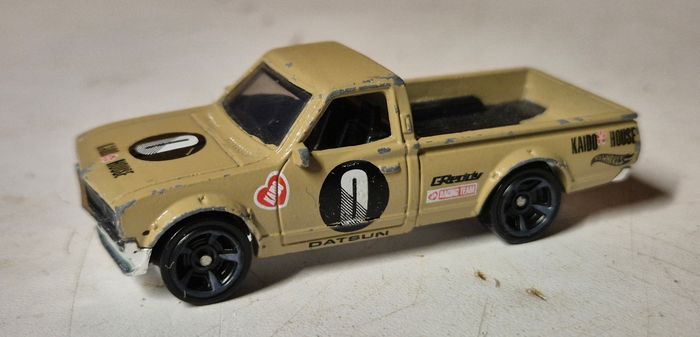 Voiture miniature hotwheels datsun 620 1/64