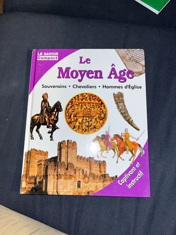 Livre pour enfants le savoir compact le moyen âge