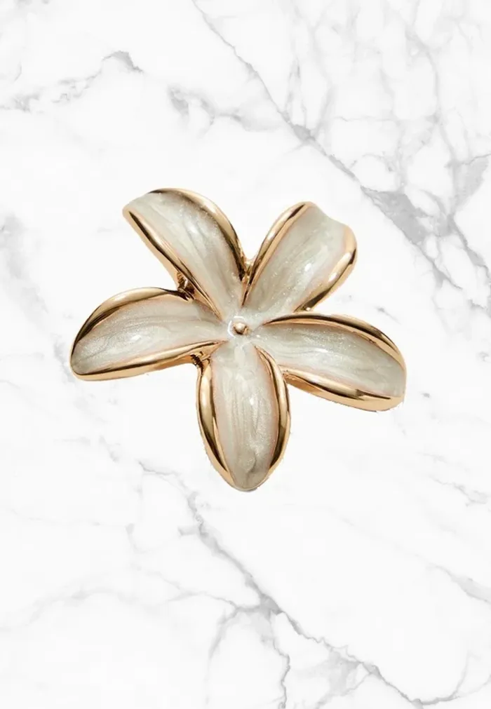 Boucles d’oreilles fleur dorées et nacrées crème - photo numéro 3