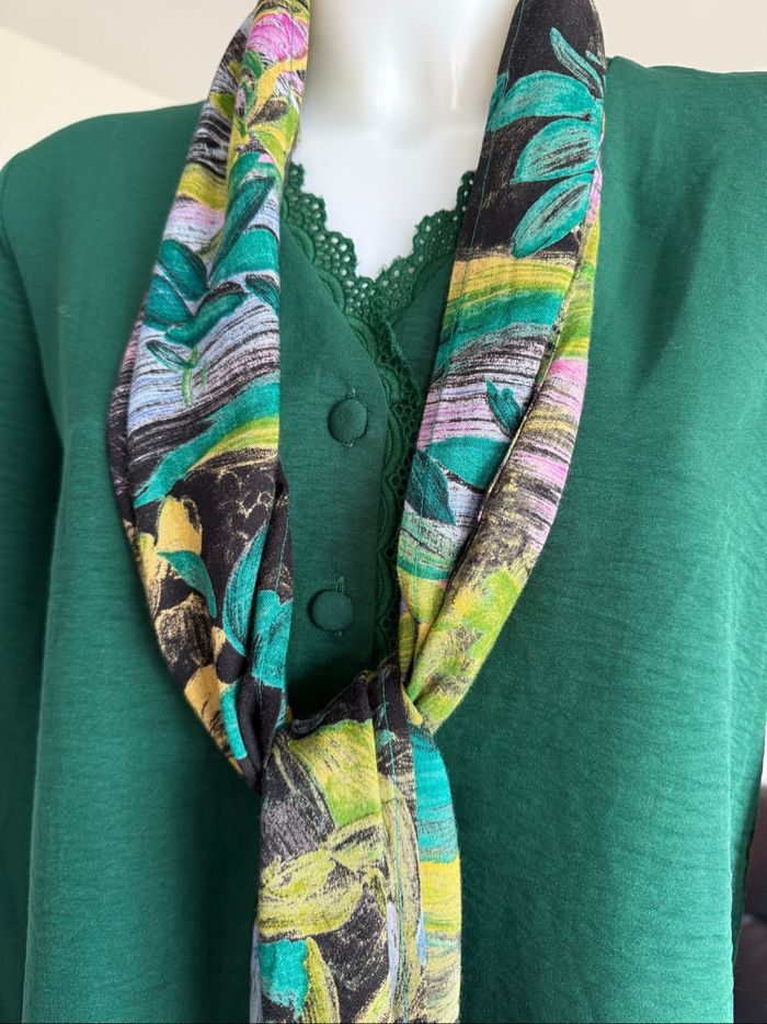 Foulard vintage long - motif floral peint - tons verts et jaunes - photo numéro 2