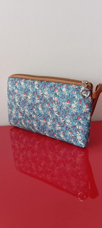 Pochette porte-monnaie imprimé floral  avec cordon de poignet