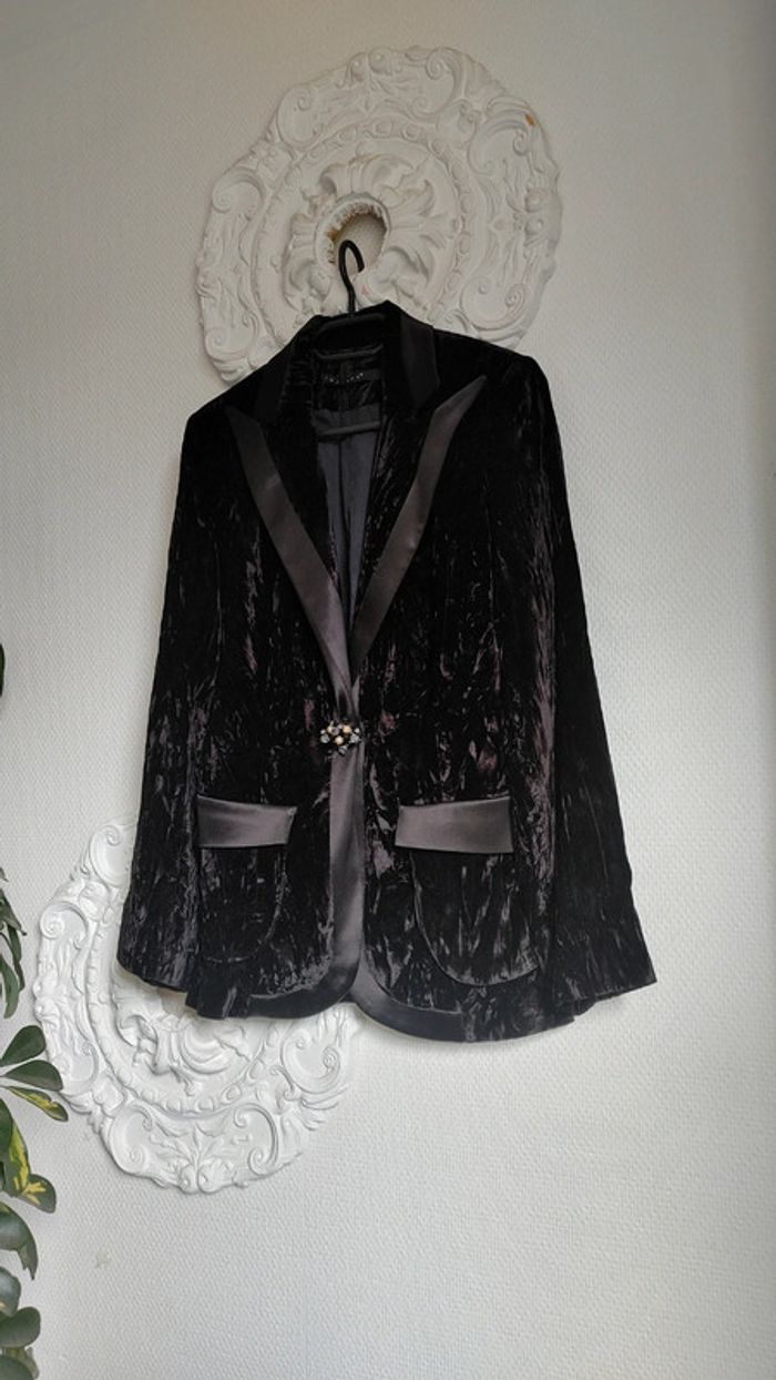 Veste en velours noir broche en perle - photo numéro 3