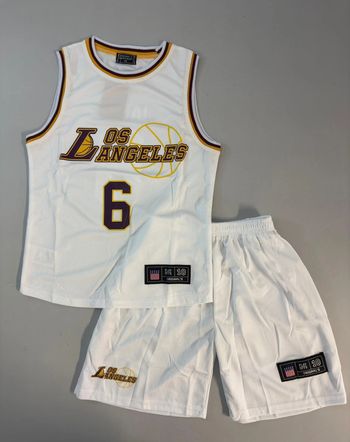 Ensemble sport de basket pour enfant. 10 ans
