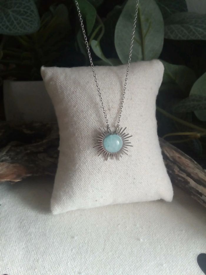 Collier pendentif soleil argenté et pierre aigue marine