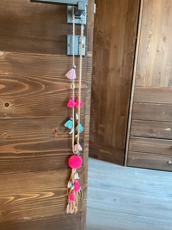 Collier long coquillage et pompon rose et bleu