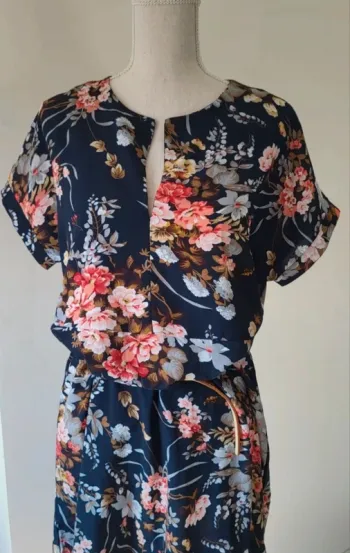 Robe longue fleurie rose sur fond bleu marine La Redoute Taille M ou 38