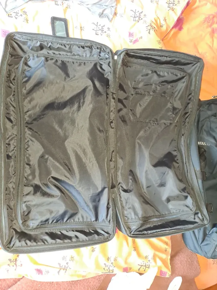 Valise à roulettes Eastpak 121L - 2 compartiments - Très bon état - photo numéro 7