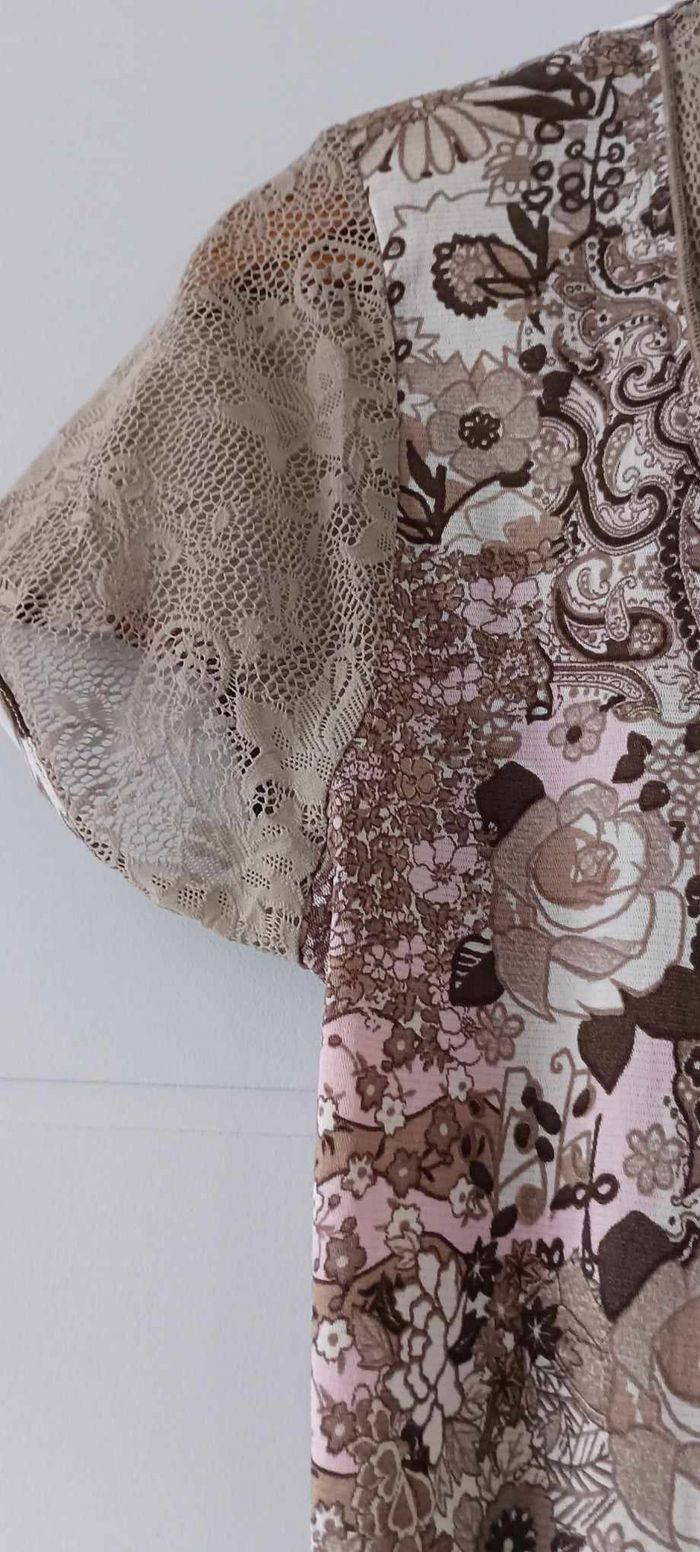 T-shirt fleuri rose/beige manches courtes avec dentelles col V marque Armand Thiery Taille 4 - photo numéro 6