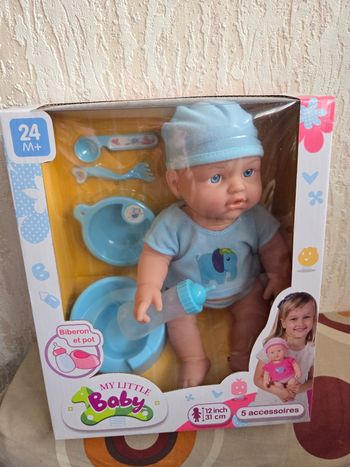 Poupon boit son biberon et fait pipi