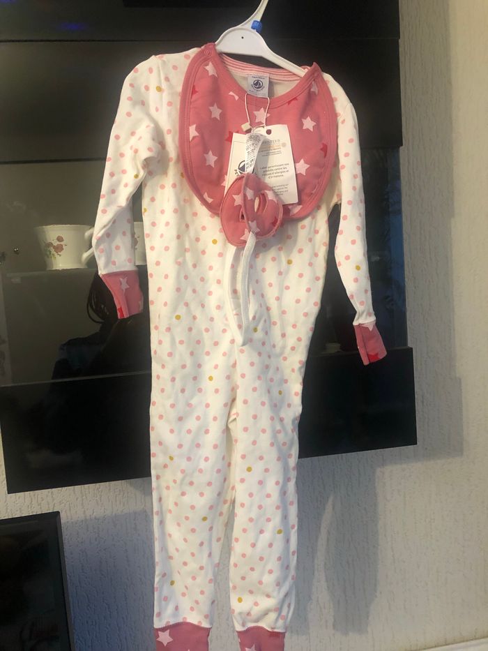 Pyjama fille  avec bavoir, taille 2 ans