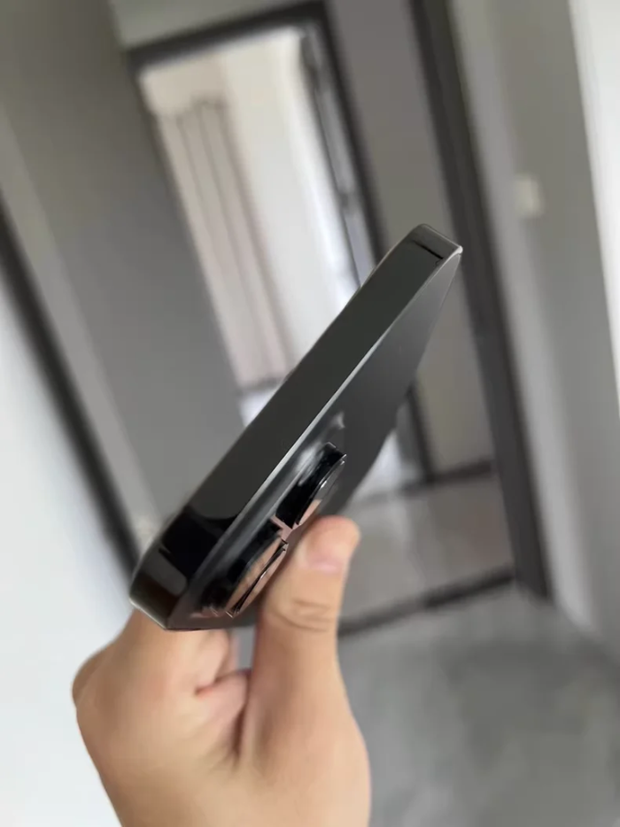 Une iphone quatorze pro max - photo numéro 3