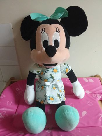 Grande peluche Disney Minnie avec sa robe fleurie