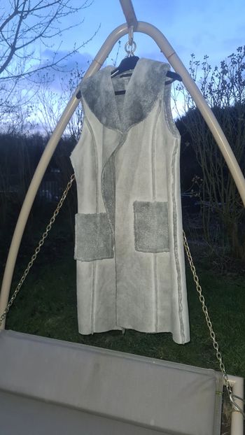 Manteau gilet long sans manche fausse peau retourné fourrure