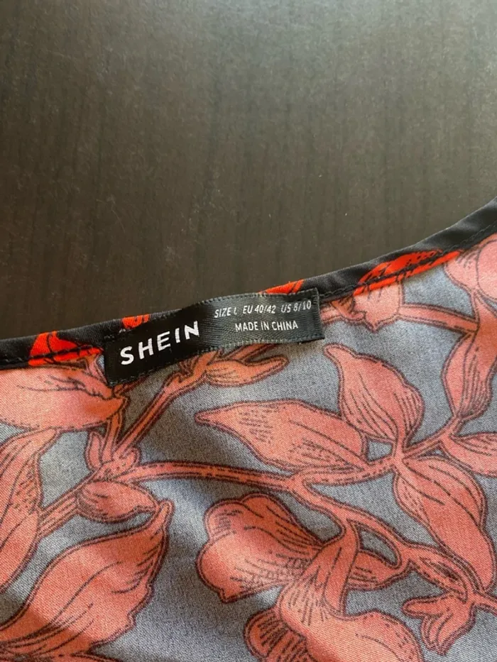 Robe noir et rouge à fleurs neuve - photo numéro 4