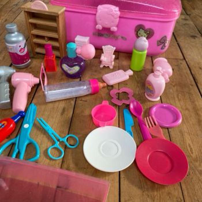 Mallette hello kitty dans l’état et divers accessoires beauté soins etc - photo numéro 3