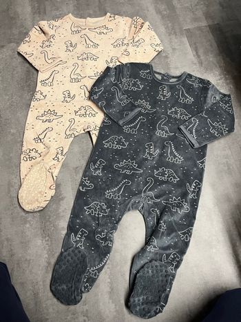 Lot 2 pyjamas dinosaure 