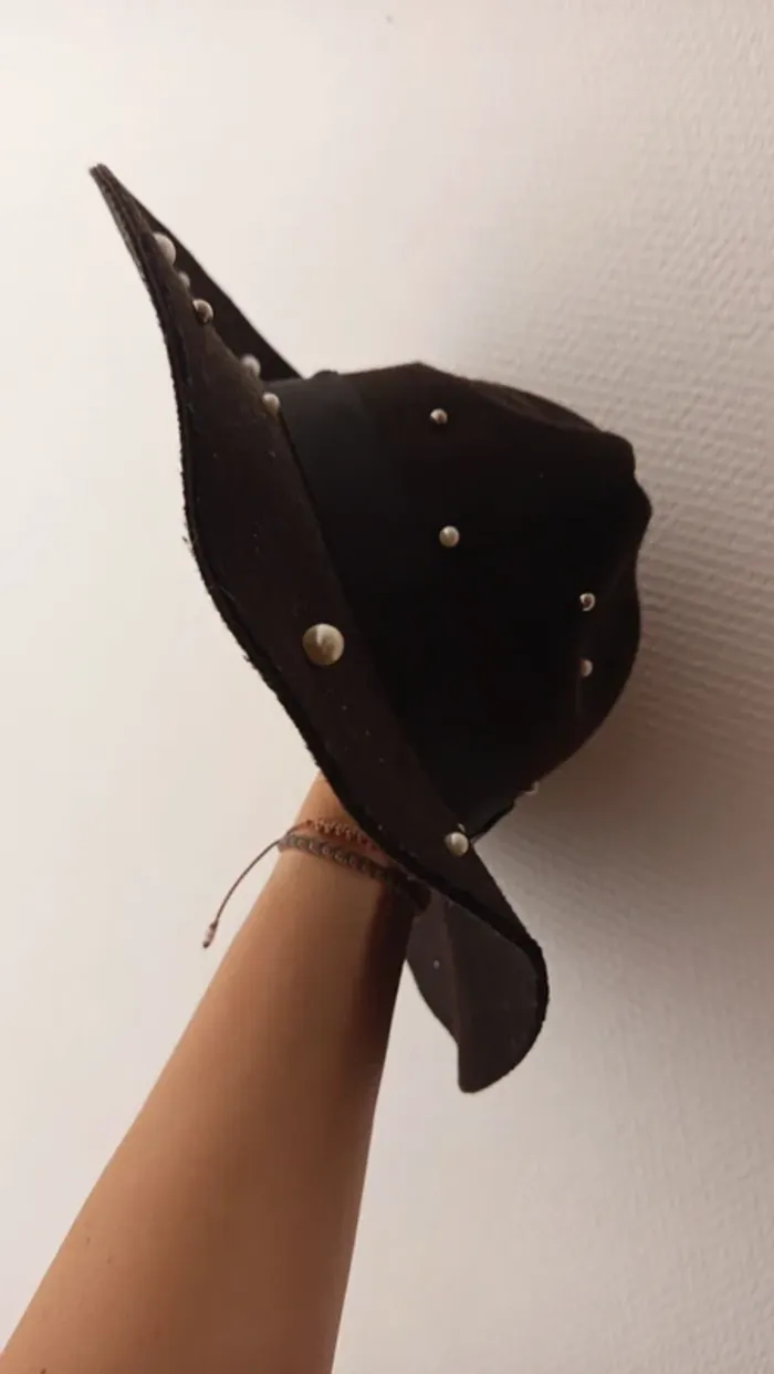 Chapeau noir avec perles blanches 🔄 - photo numéro 4