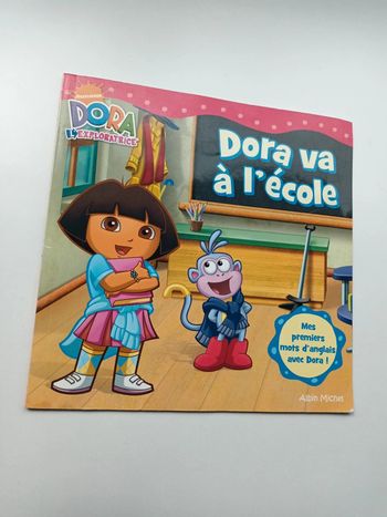Dora va à l'école