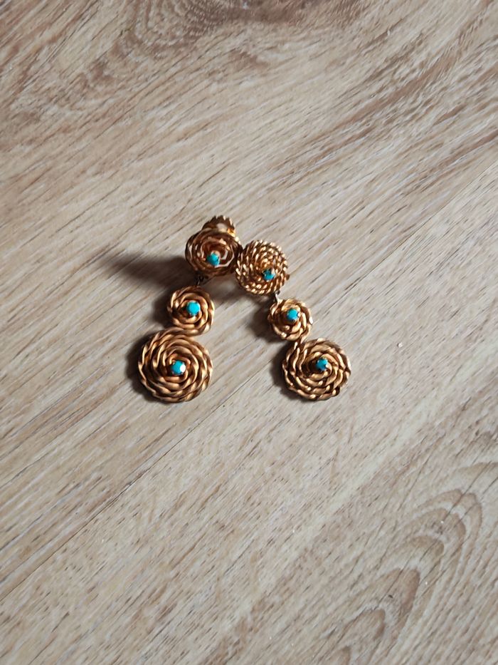 Clips d'oreilles pendants en spirale dorée avec le centre turquoise - photo numéro 6