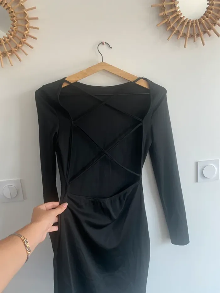 Robe noir dos nu