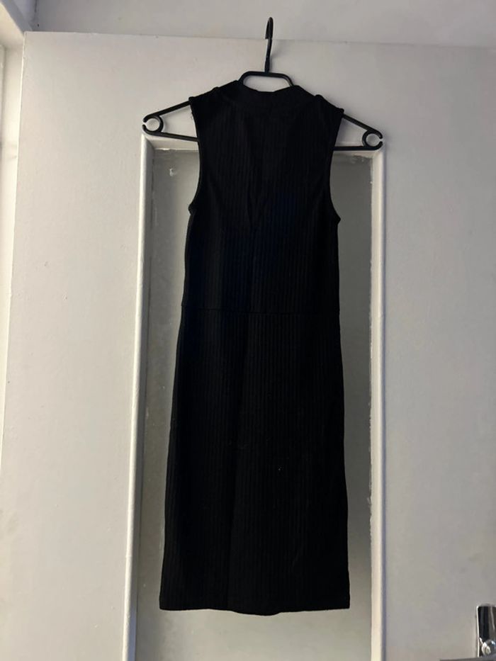 Robe noir moulante - photo numéro 2