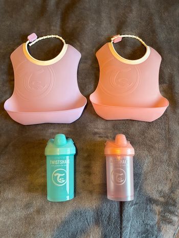 Lot biberons / tasses à bec / bavoirs / Twistshake