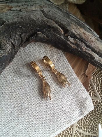 Boucles d'oreilles mains dorées