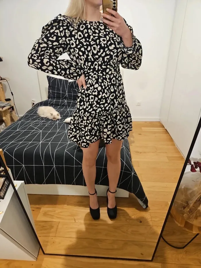 Robe courte à volants et longues manches noire et blanche motif léopard Rétro&Icone taille 38 / M - photo numéro 2