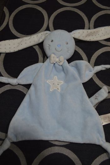 Doudou plat lapin TEX bleu losange étoiles attache tétine
