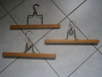 Lot de 3 cintres à pince en bois 35 cm