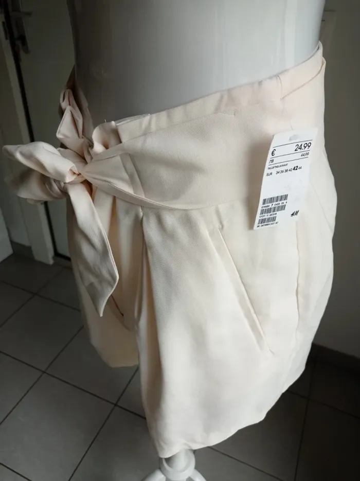 Magnifique short blanc cassé avec ceinture intégrée T.42 H&M - photo numéro 2