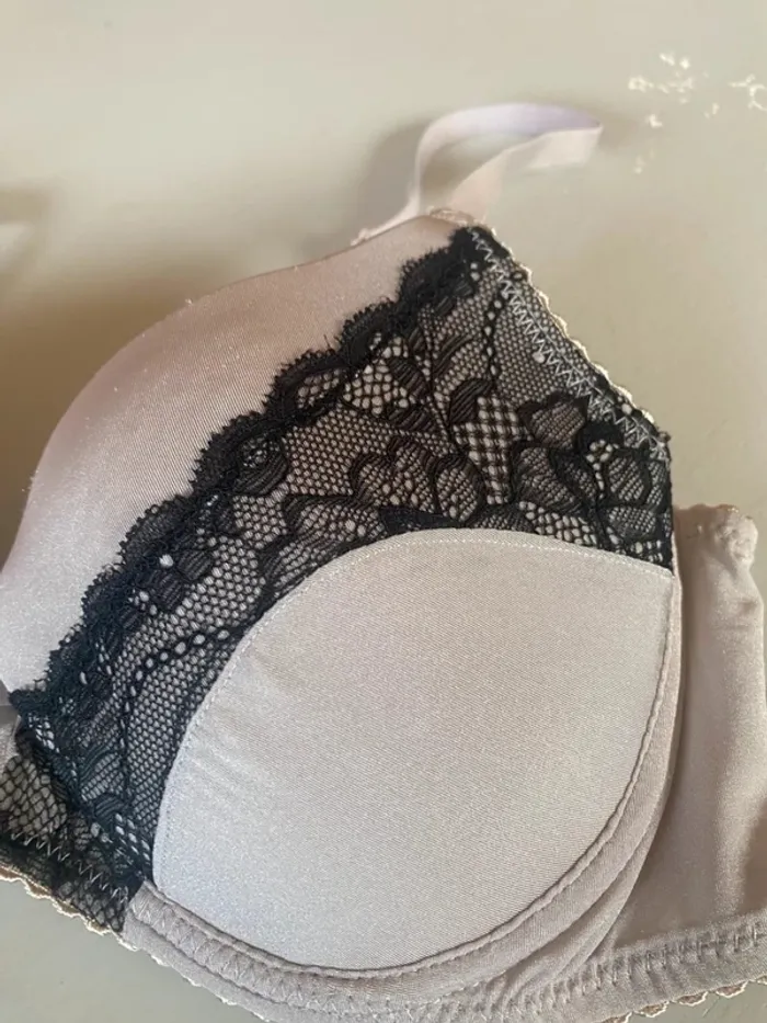 Soutien-gorge rose poudré & dentelle noire 🖤 Taille 90D - photo numéro 3
